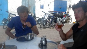 Après un bon Tajine à 1,50€ nous dégustons l'excellent thé à la menthe concocté par le chef.