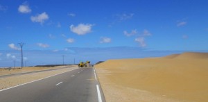 Laâyoune + 20km. Les dunes de sable se déplacent avec le vent et les hommes s'efforcent de dégager les routes.