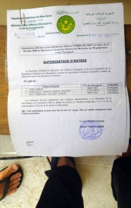 Arrivés sans visa, nous avons réussi à passer la frontière grâce à ce papier du secrétaire générale du ministère des affaires étrangères mauritanien.
