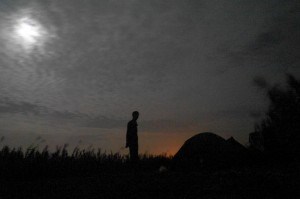 Notre première nuit dans la nature marocaine. Nous profitons d'une pleine lune lumineuse et économisons nos frontales.