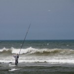 Un des nombreux pêcheurs téméraires, seul face à une mer agitée.