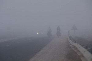 Tiznit. Pour assumer nos kilomètres quotidiens nous devons partir tôt et parfois prendre le risque de rouler dans le brouillard.
