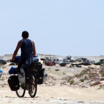 La zone située entre les frontières marocaine et mauritanienne, dans le sud du Sahara Occidental, est un no man's land : aucun des deux pays ne revendique ce terrain, qui mesure environ 5km de large.