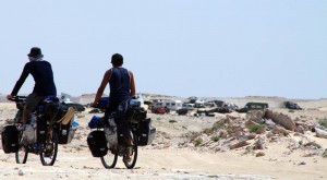 La zone située entre les frontières marocaine et mauritanienne, dans le sud du Sahara Occidental, est un no man's land : aucun des deux pays ne revendique ce terrain, qui mesure environ 5km de large.