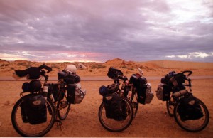 Enfin munis de l'autorisation d'entrée en Mauritanie, nos vélos sont prêts à être chargés dans le pick-up.