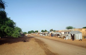 Plus nous nous approchons du Sénégal et plus nous trouvons d'habitations le long de la route. La précarité de ces maisons contraste avec les belles tenues blanches portées par les Mauritaniens.
