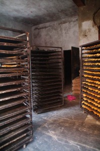 Saint-Louis est l'ancienne capitale de l'AOF (Afrique Occidentale Francaise) et on y retrouve de nombreuses traces de l'époque coloniale comme cette boulangerie où l'on cuit de succulentes baguettes.