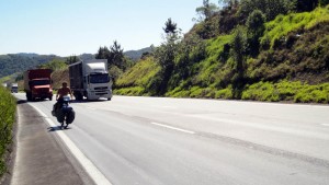 Au Brésil les autoroutes sont souvent le seul moyen de joindre deux villes... et les camions roulent aussi vite que les voitures...