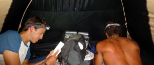 Siphay dort seul dans la petite tente, Morgan et Bertand partagent la plus grande, un petit mur de sacs les séparant. Nous profitons de ces instants pour bouquiner, rédiger notre carnet de bord et écouter de la musique en rêvant de la suite...
