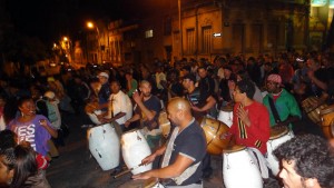 Tous les dimanches soir, dans Montevideo, les rues s’animent de spectacle de danse, de musique et de théâtre en plein air.