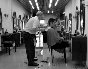 Après bientôt 4 mois Morgan part se faire couper les cheveux. Le coiffeur du coin doit être âgé d'au moins 75 ans, ici il est fréquent de rencontrer des vétérans exerçant une activité professionnelle.