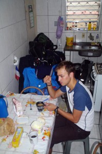 Santos. Paulo, un ami de Siphay, nous accueille généreusement dans l'appartement qu'il partage avec sa soeur et ses grands parents. Ils insistent pour que nous rangions les vélos dans la cuisine et nous offrent de délicieux repas.