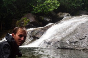 Péruibe."piscine naturelle" au milieu de la jungle...l'eau est fraîche, mais la baignade est délicieuse.