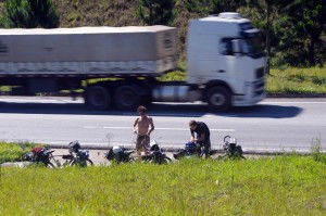 Le passage incessant des camions nous donne parfois un peu mal à la tête. En effet, nous sommes surpris de constater que sur les grands axes brésiliens il y a environ 5 camions pour une voiture.
