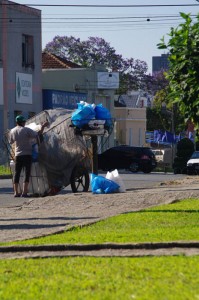 Curitiba. Au Brésil, nous découvrons un nouvelle manière d'entreposer les ordures ménagères : perchées dans une cage à plus d'1,50m de haut elles sont inaccessibles aux chiens. Les plus démunis y récupèrent les canettes et tout objet susceptible d'avoir la moindre valeur marchande.