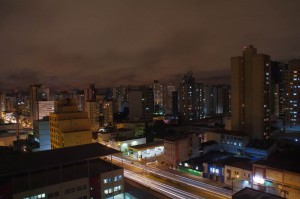 Curitiba. Située à 1000m d'altitude et appelée "Cité-modèle de l'Amérique latine" elle est un exemple de planification du développement urbain, avec notamment l'invention du métro de surface.