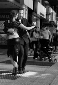Le célèbre Tango argentin !!! Nous serions heureux de pouvoir danser ainsi... mais cette fois notre rêve restera un simple rêve... :)