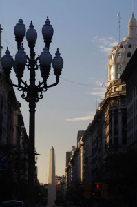 L' Obélisque de Buenos Aires (67m). La structure du monument, basée sur l'esthétique rationaliste, a engendré bien des polémiques parmi les partisans de la rénovation de la ville et les secteurs plus traditionalistes. Actuellement cependant, il a conquis les cœurs et on le considère comme un symbole de la ville