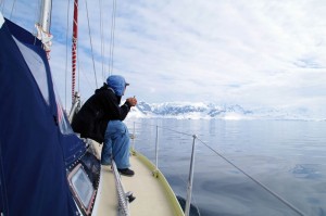 Après 97 heures de navigation, nous apercevons les premières îles du continent Antarctique. Nous « tombons » les voiles et continuons au moteur pour être plus manoeuvrable. En effet, il faut être en mesure de contourner les icebergs et les « hauts-fonds » (=sommets sous-marin)