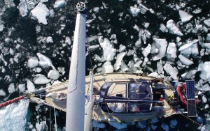 Le brash (accumulation de petits morceaux de glace) et les icebergs entourent le voilier… ici la navigation est délicate et le bruit de la glace percutant la coque en aluminium peut provoquer quelques frissons…