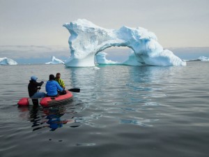 Cet iceberg nous paraissait proche et de taille raisonnable, à mesure que nous pagayons, nous réalisons qu’il est éloigné et mesure près de 25m de haut. Ici, tout est tellement gigantesque qu’il est vraiment difficile d’apprécier une mesure à sa juste valeur.