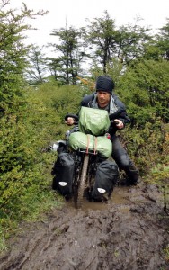 Nous sommes parfois plantés dans la boue jusque mi-mollets et devons nous mettre à deux pour réussir à sortir les vélos de ces pièges.