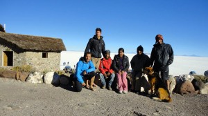 Ile d'Incahuasi, Salar de Uyuni, Bolivie. Alex (en rouge sur la photo) qui travaille à cet endroit mythique avec sa soeur nous offre une pièce non utilisée dans le musée, alors que nous montions la tente par un vent glacial. Premier grand moment d'hospitalité en Bolivie !