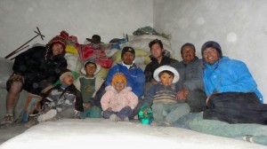 Tambo Tambillo, Bolivie. Sur la route de La Paz, il fait encore froid et au détour d'un village on nous offre la cuisine pour pouvoir éviter de dormir dehors. L'hospitalité bolivienne commence réellement à prendre forme.