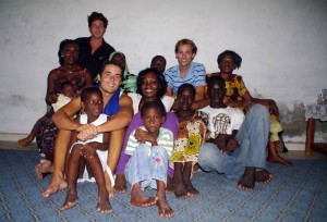 Saint Louis, Sénégal. Mamy et sa famille nous offrent un moment de vie locale. Les hommes sont partis travailler, et nous ne nous plaignons pas de cette compagnie exclusivement féminine :)