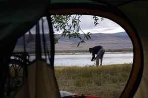 Contrairement aux pays chauds où nous avions l'habitude de nous lever à 6h30 le matin ici nous tardons à sortir de la tente. Nous quittons généralement le camp vers 11h et roulons plus tard le soir...