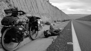 Le 31 mai 2011 nous quittons San Pedro de Atacama en direction de la frontière bolivienne. C'est un montée interminable que nous attaquons après une soirée d'adieux terminée vers les 3h du matin... Après plus de 2200m de dénivelé positif abattus en 35km et 5h de vélo, Brian s'allonge au bord de la route. L'altitude et le manque d'oxygène n'aidant pas nous décidons de camper 5km avant de passer la frontière, le temps de reprendre des forces et de nous acclimater à ce nouvel environnement.