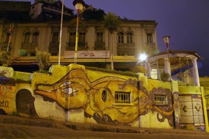 La capitale culturelle du Chili. Musiciens et fresques artistiques ornent chaque coin de rue dans l'ensemble de la ville. Réprimée durant les années "Pinochet", celle-ci a un réel besoin d'expression. Les jeunes n'hésitent pas à sortir pour manifester, avec l'exemple des précédents évènements contre le projet "HidroAysen" de mi-Mai dernier.