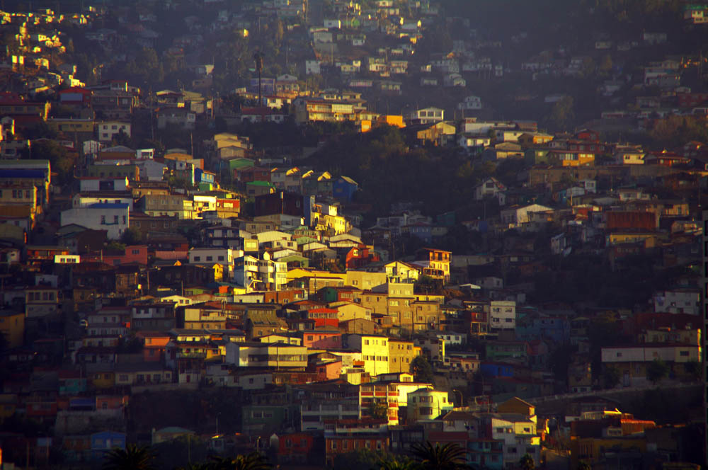 La configuration urbaine de Valparaiso est déterminée par la topographie de la baie, dominée par 44 collines formant un amphithéâtre naturel bordant l'océan. Les Cerros, les collines, dominent la ville. C'est dans celles-ci que la majorité (94%) de la population vit, et ce sont leurs maisons de tôle plus ou moins délabrées, aux couleurs si variées qui donnent à la ville son allure unique.