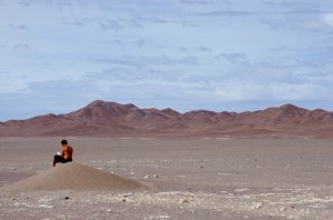 Sur la route entre Calama et San Pedro de Atacama, Morgan fait une pause dans ce paysage désertique qui nous fascine.