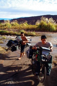 Région de San Pedro de Atacama. Ici les rivières sont salées, mieux vaut porter les vélos.