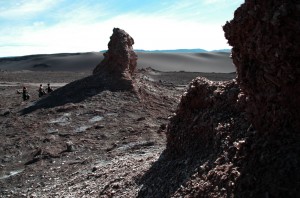 Dans la vallée de la Luna, proche de San Pedro de Atacama, nous restons parfois bouche bée sur le paysages que nous traversons. Le sel, omniprésent dans la région, taille les roches à la serpe.