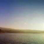 Port de légende, un caractère dominant. Valparaíso [Vallée Paradis] et aussi nommée « Valpo » par ses résidents. Elle est le premier port et la deuxième ville du Chili. Les 300 000 habitants de la ville sont appelés en espagnol les Porteños. 15 "ascensores" funiculaires desservent les hauteurs escarpées, offrant des vues imprenables sur le Pacifique et la cordillère des Andes L’ensemble de la zone historique est même classé au patrimoine mondial de l’Unesco.