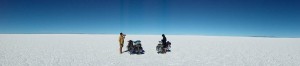 Salar de Uyuni. Du blanc à perte de vue. Nous avons entendus que des gens se seraient perdus, même en voiture, dans cette grande étendue de 12 500 km².