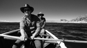 Après lui avoir demandé s'il pouvait nous amener dans sa petite embarctaion, un local du lac Titicaca nous fait gagner quelques kilomètres pour rentrer au camp. Très sympathique et plutôt âgé nous lui proposons de prendre les rames et d'ainsi lui faire économiser quelques forces.