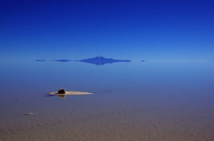 Salar de Uyuni. Difficile de distinguer l'horizon de la couche d'eau. Impressionant...