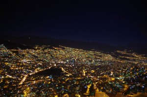 Nuestra Senora de La Paz. L'arrivée dans cette capitale fut mémorable: une vue splendide depuis El Alto et une descente de nuit incroyable se faufilant à travers le trafic de cette ville surprenante.