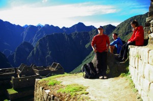 Machu Picchu. Une petite pause avant de commencer la montée vers le mont Huayna Picchu, à 2720m d'altitude.