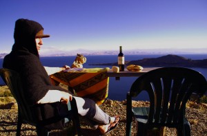 Sur l'Isla Del Sol au bord du lac Titicaca, nous tentons de ne pas oublier nos racines françaises avec des produits locaux: fromage, pain, pinard ! Sur certaines bouteilles, la Bolivie n'a rien à nous envier...