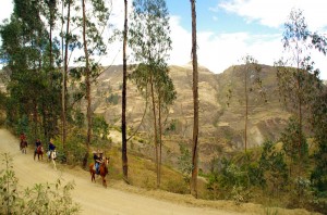 Du côté de Sorata en Bolivie, en compagnie d'Elsa, Marie et Mao, nous nous accordons une bonne balade à cheval dans cette belle région.