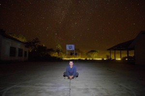 Le ciel d'Amazonie est bien souvent illuminé des plus belles étoiles. Ici, arrêtés pour la nuit dans une école, nous apprécions ce spectacle.