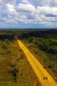 En Bolivie, le bassin Amazonien nous offre d’interminables lignes droites de plusieurs kilomètres à perte de vue. Parfois nous sommes lassés des paysages similaires pendant plusieurs jours…