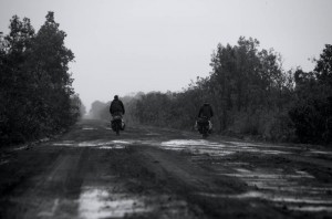 Pendant plusieurs jours, le temps n’est pas clément du tout. La pluie s’abat sur nous et la piste devient un terrain boueux difficilement praticable.