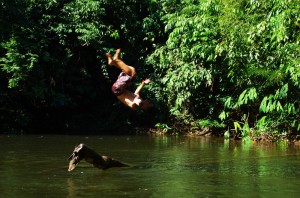 Au début de la Transamazonienne, nous en profitons pour prendre des pauses ludiques alors que la chaleur est écrasante. Ce n’est pas pour rien que l’Amazonie est le premier réservoir d’eau douce à l’état liquide au monde !