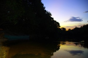 Le soir, lorsque nous bivouaquons, nous devons trouver un coin proche des rios pour pouvoir faire bouillir de l’eau pour la cuisine. Cela nous offre parfois des couchers de soleil sympathiques. Paysage unique de la vie en forêt amazonienne…
