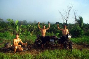 Le 29 Août 2011, en plein milieu du parc national Amazonia, nous fêtons les un an du départ. Nous sortons enfin de la jungle ce jour là. Cela marque donc un grand achèvement à plusieurs titres !